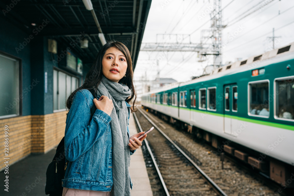 等待列车到来的女性旅客