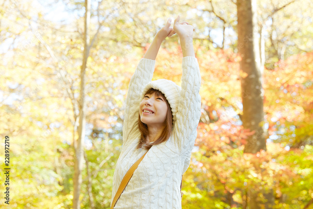 女性　紅葉　リラックス