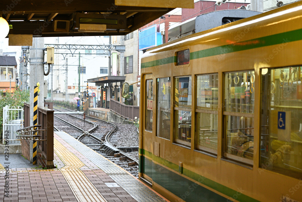 雨の日の路面電車と駅