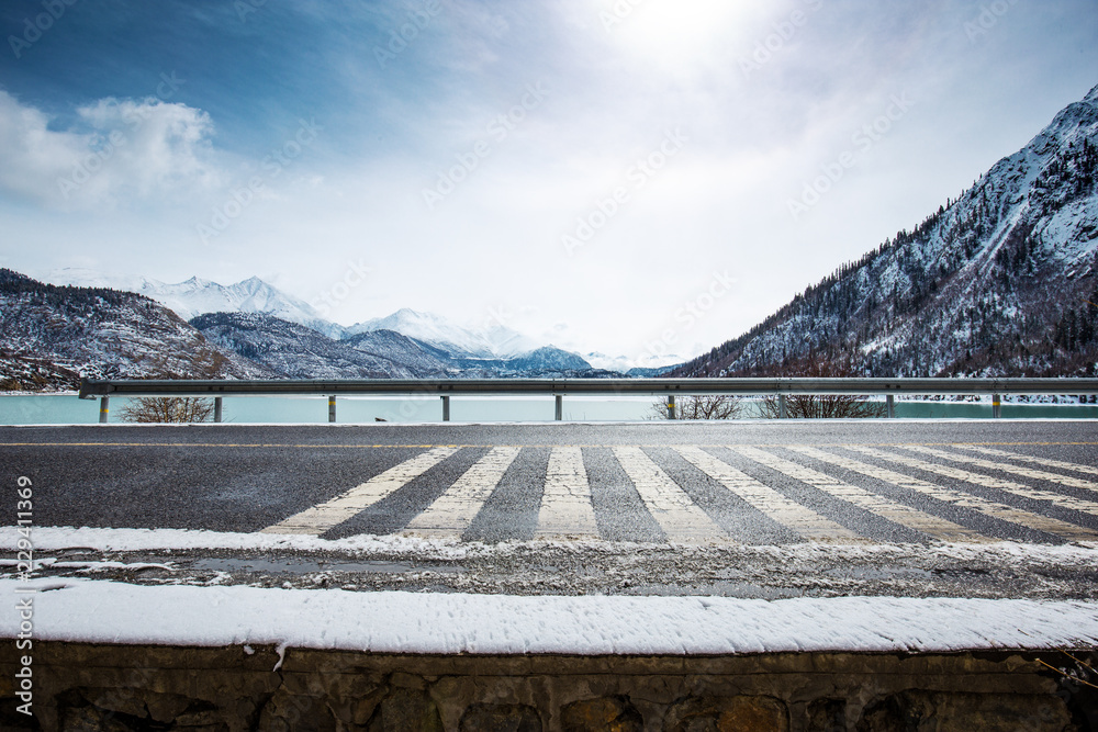 冬季雪穿山公路