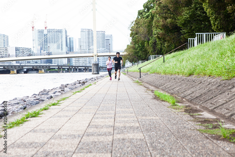 走ってくる男女。運動。日課。