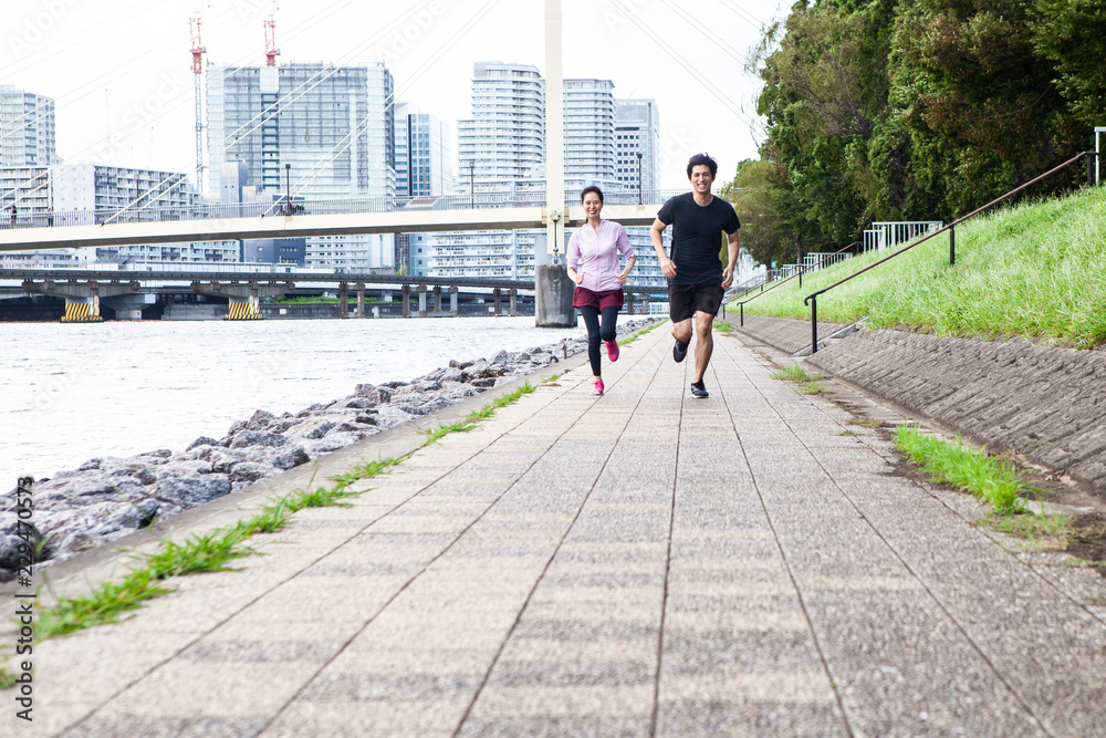 走っている男女。ランニング。