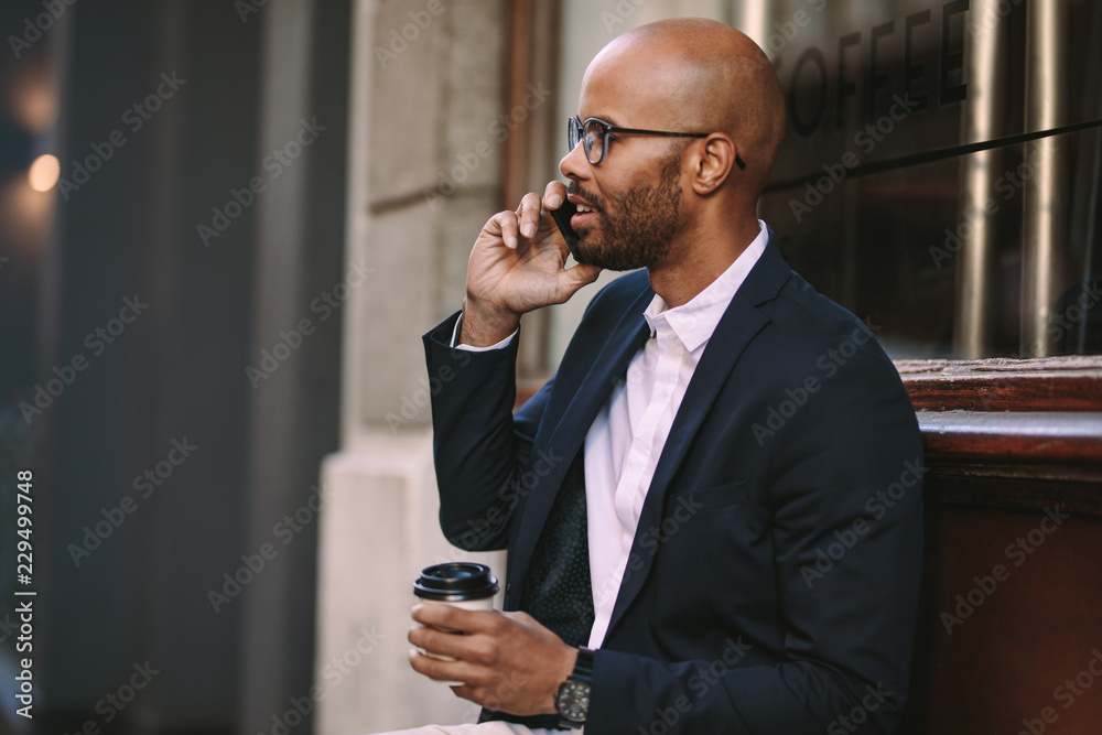 在户外放松的商人打电话