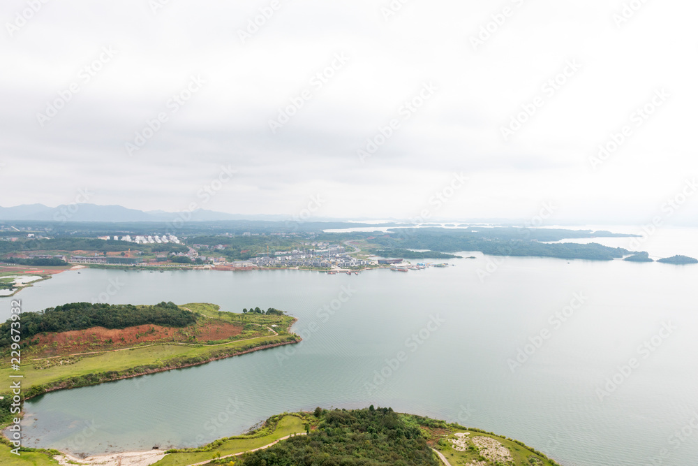 湖中浮云薄雾，中国庐山著名旅游景点