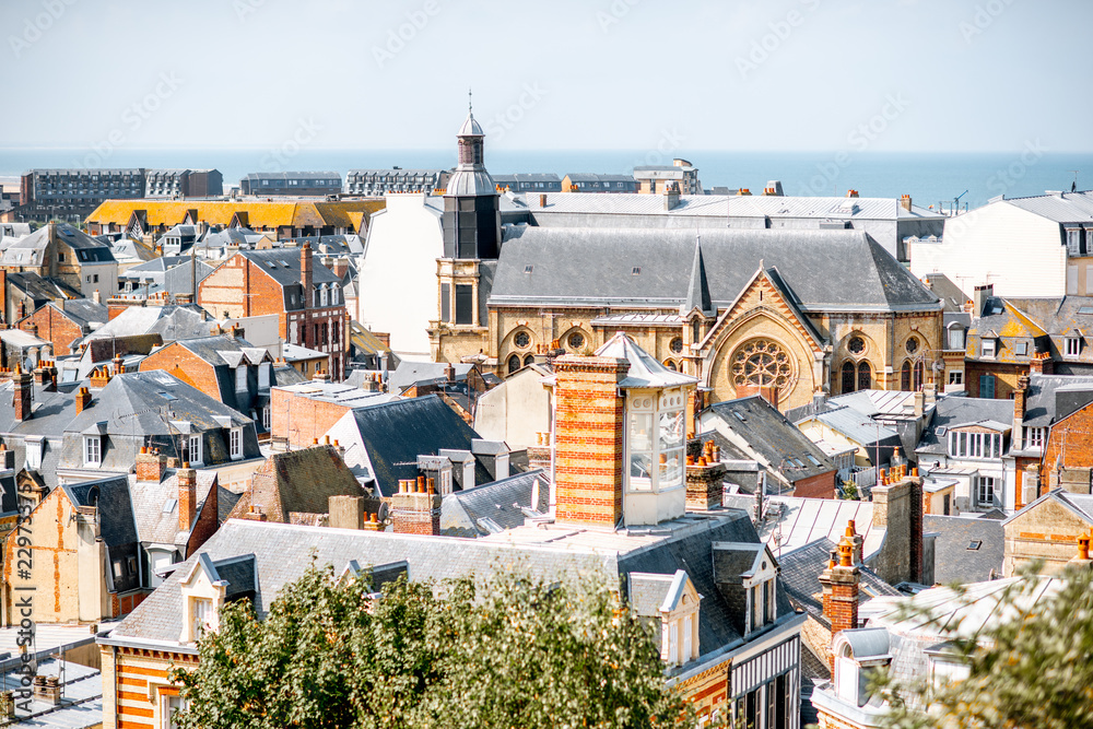 Trouville城市的俯视图，以法国的豪宅屋顶和海洋为背景