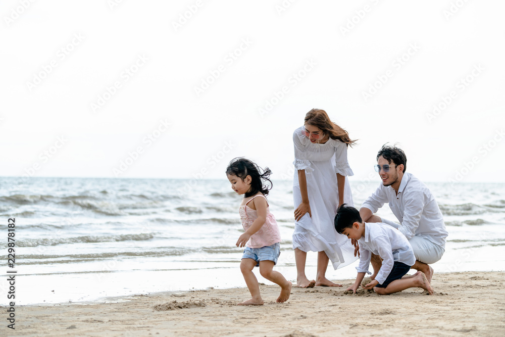 快乐的一家人夏天去海滩度假。