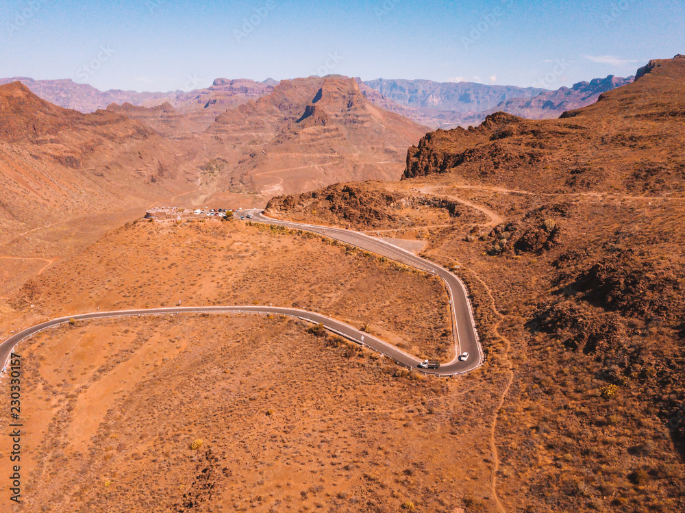 穿越群山的大加那利沙漠公路鸟瞰图。