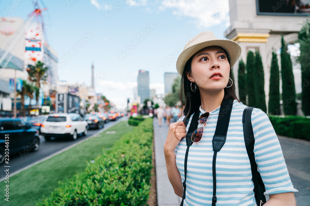 好奇地注视着美国城市景观的旅行者