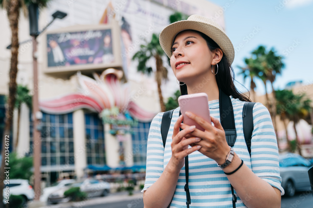 拉斯维加斯街头行走的旅行者