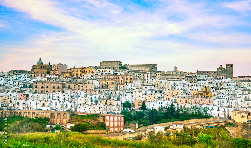 意大利Matera Basilicata，费兰迪纳白色古城全景。