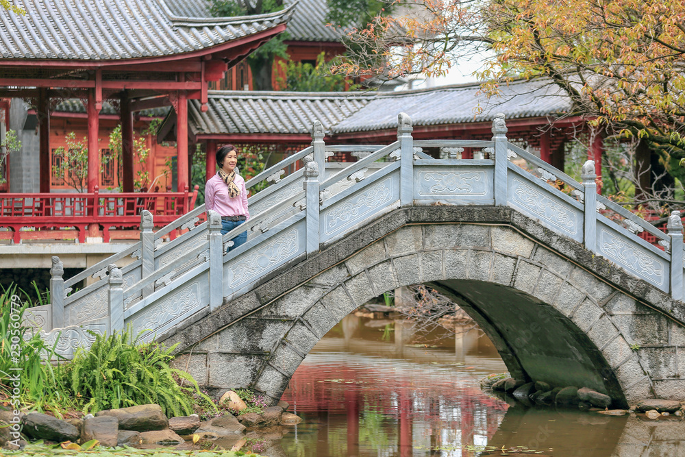 中国云南大理古城公园旅游女游客