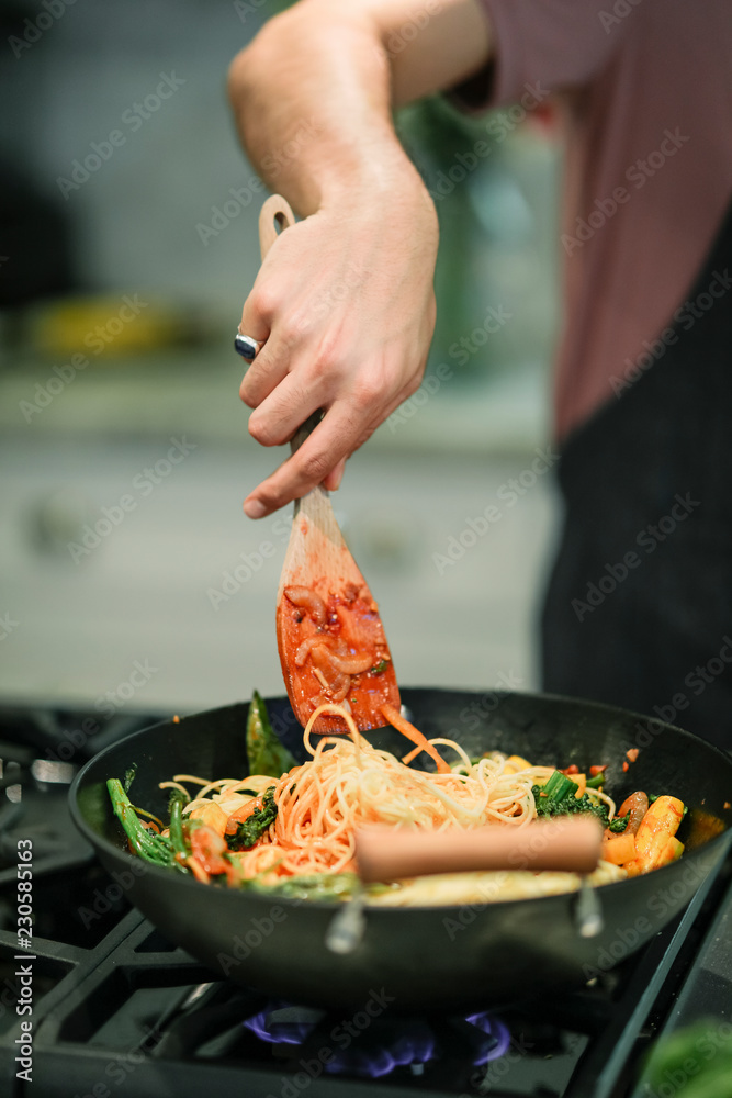 厨师烹饪纯素食意大利面