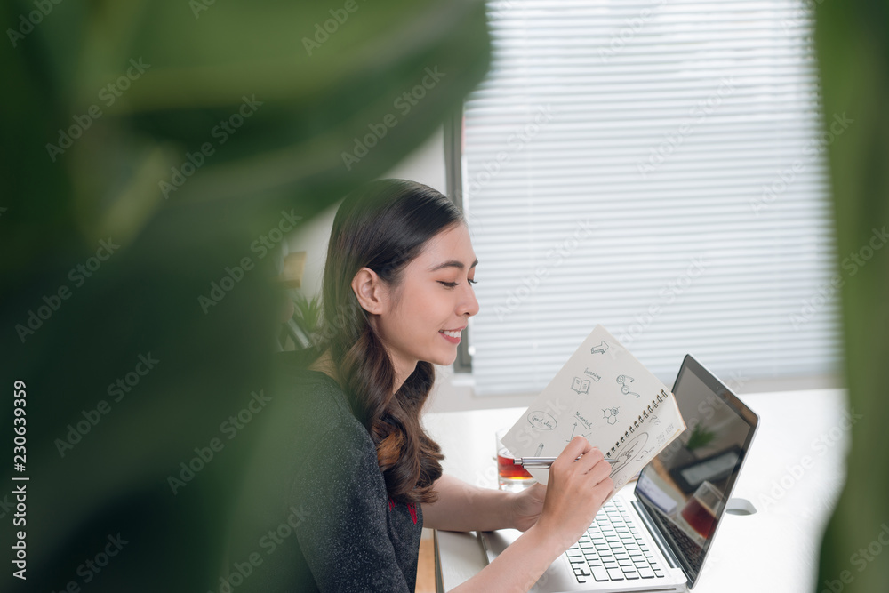 美丽的年轻女人在家工作