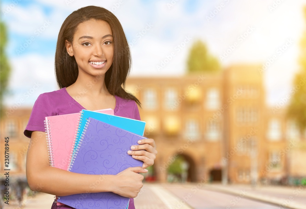 背景中的年轻女大学生