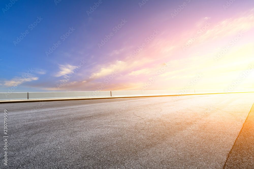 空旷的柏油路和日落时美丽的天空风景