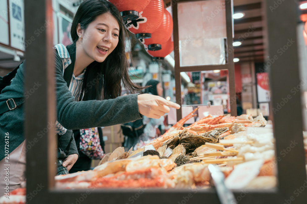 年轻旅行者如饥似渴地购买街头食品。