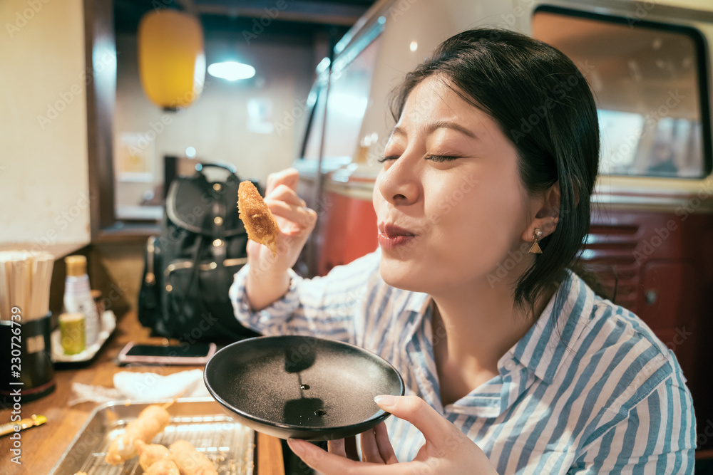 女孩在尝试美味食物时闭上眼睛