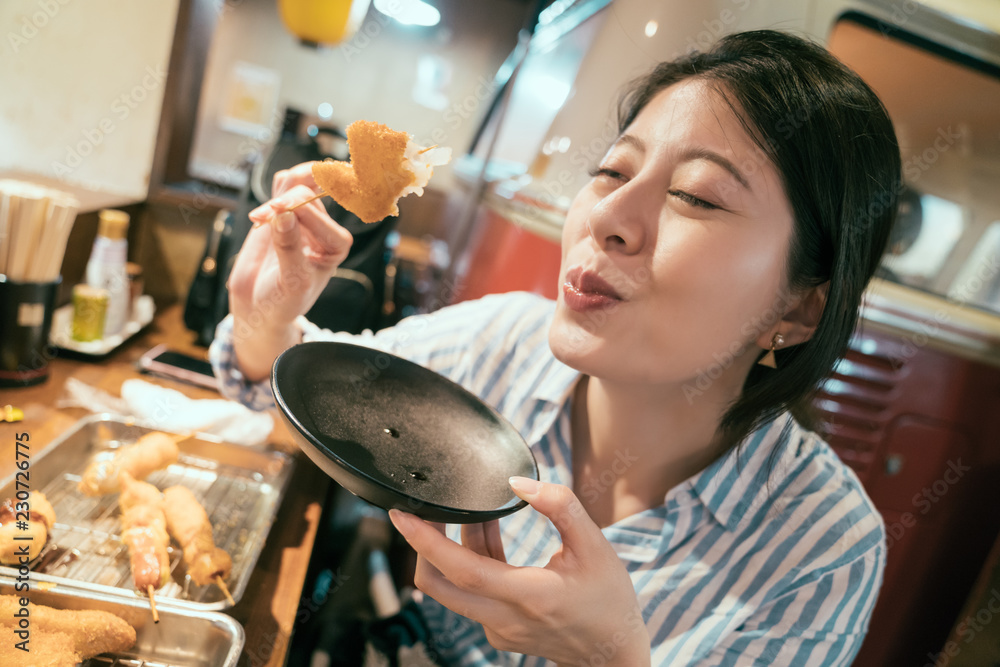 年轻女性下班后在伊扎卡娅吃晚饭