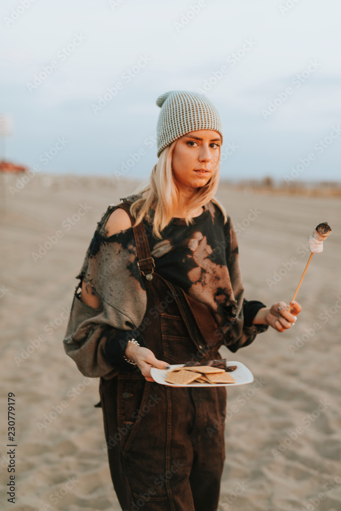 海滩上拿着食物的女人