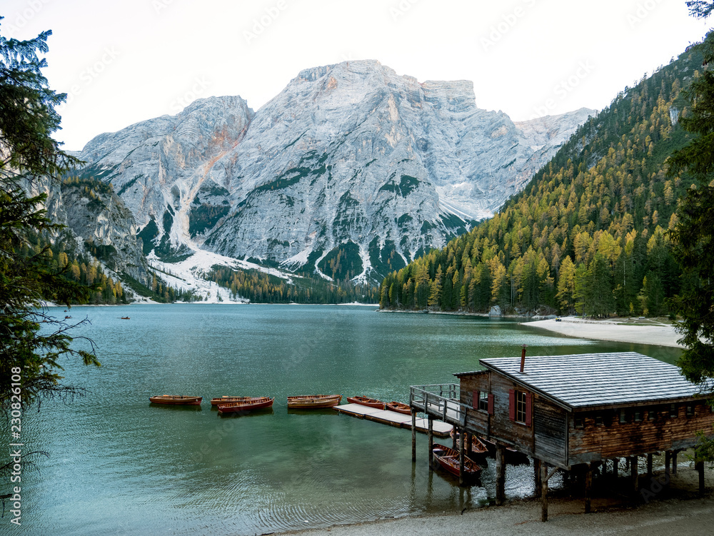 意大利苏蒂罗尔多洛米蒂山脉的布雷斯湖（Lago di Braies，Pragser Wildsee）。