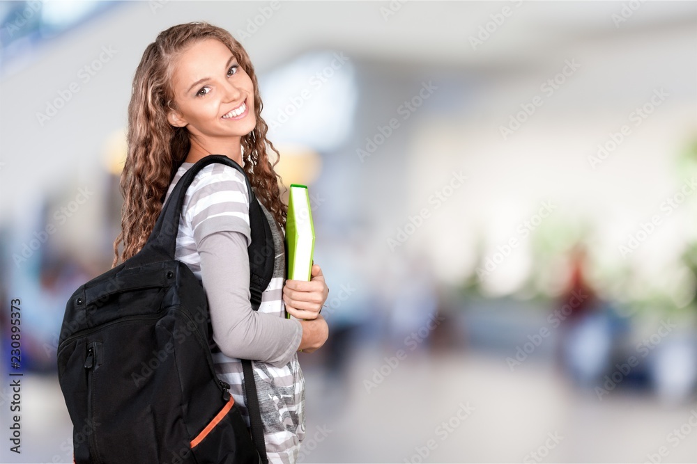 背着背包的漂亮女学生