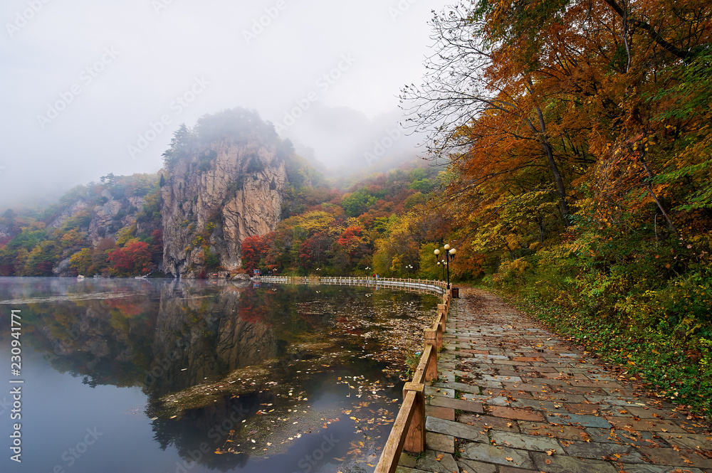 中国本溪关门山秋季风景区。