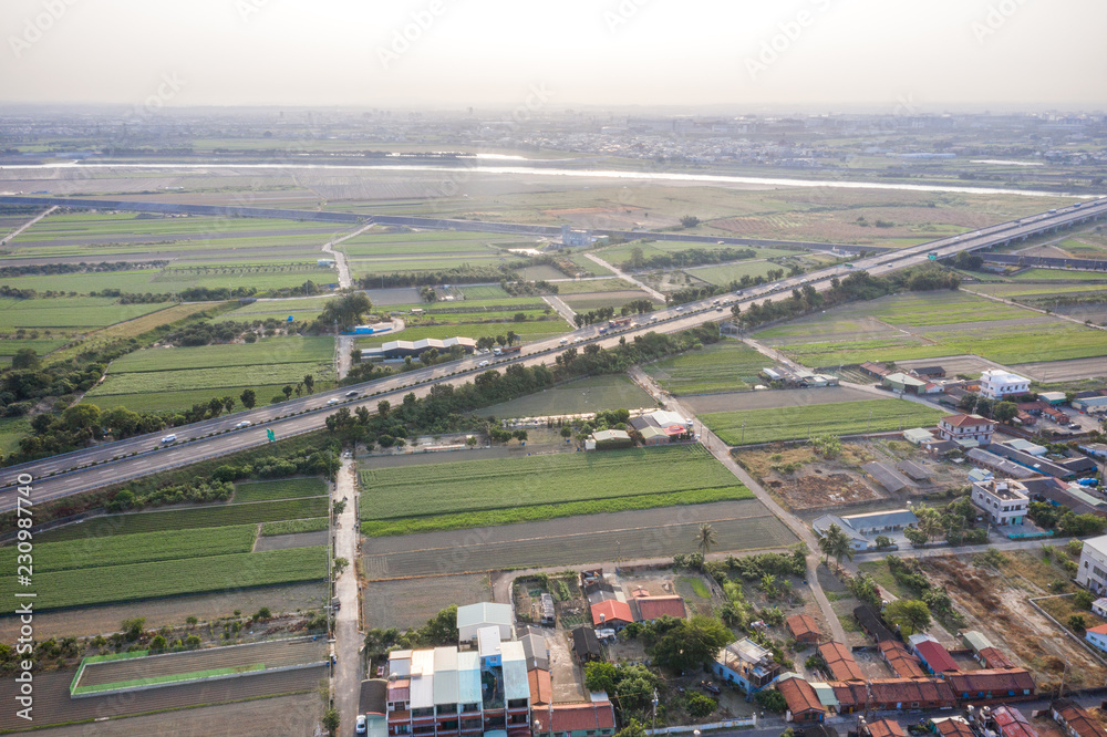 冬季早晨，各种农业类型的田地和空气污染的村庄，T