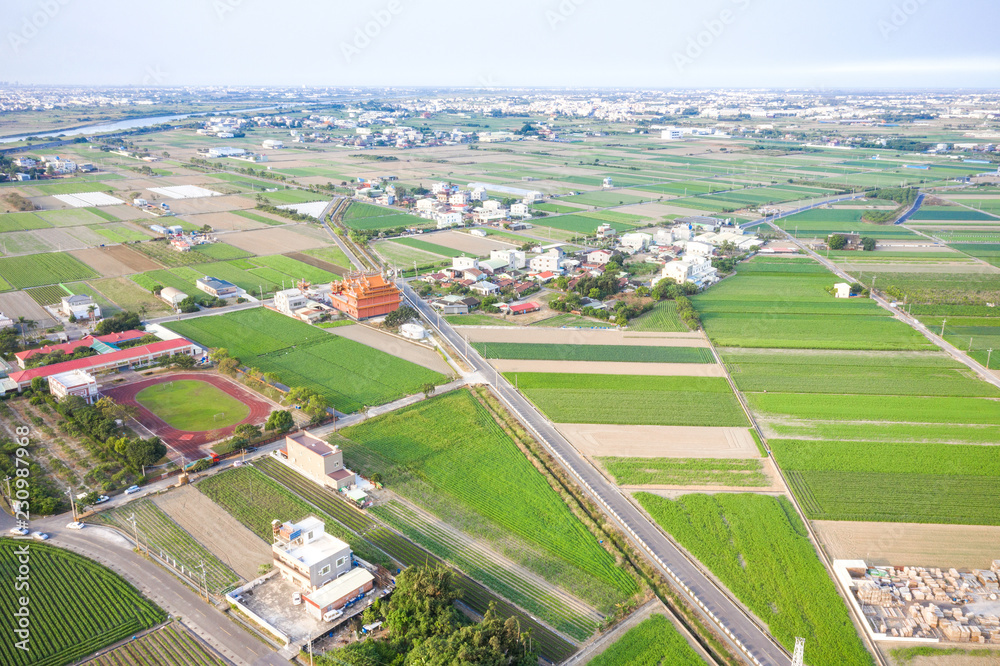 冬季早晨，各种农业类型的田地和空气污染的村庄，T