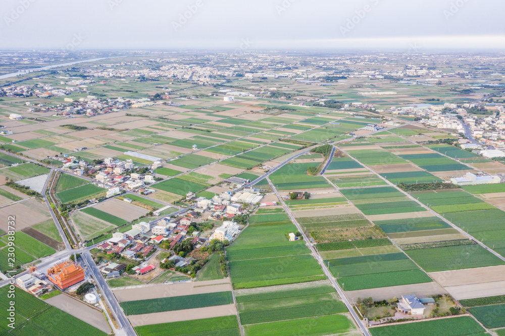 冬季早晨，各种农业类型的田地和空气污染的村庄，T