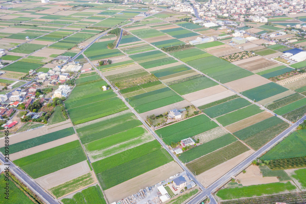 冬季早晨，各种农业类型的田地和空气污染的村庄，T