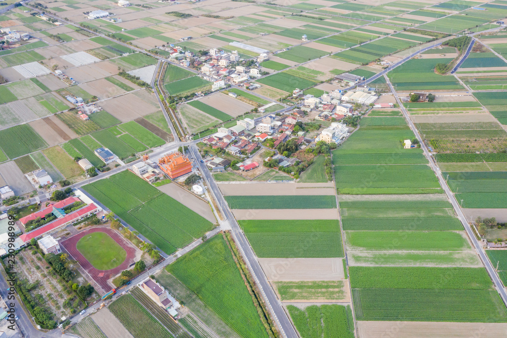 冬季早晨，各种农业类型的田地和空气污染的村庄，T