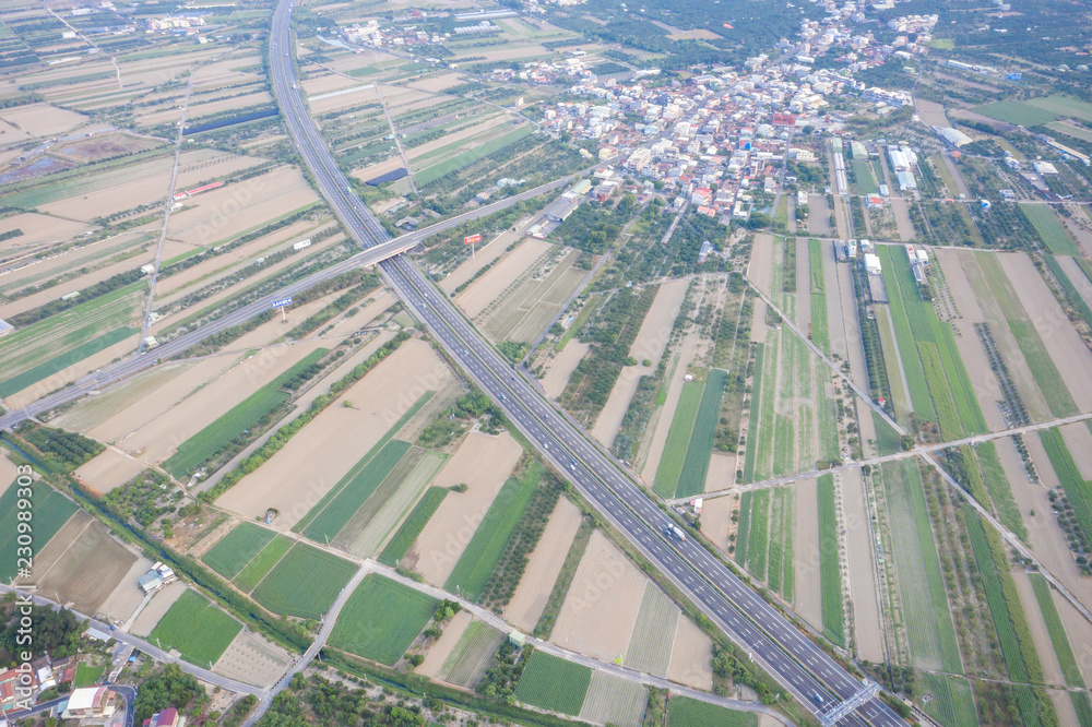 冬季早晨，各种农业类型的田地和空气污染的村庄，T