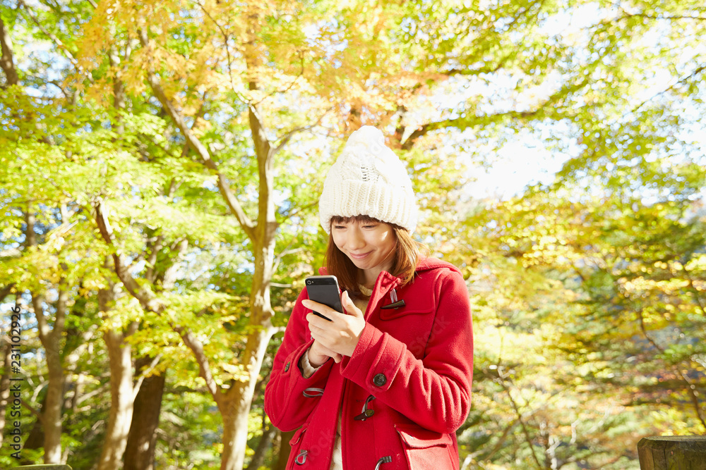 女性　スマートフォン