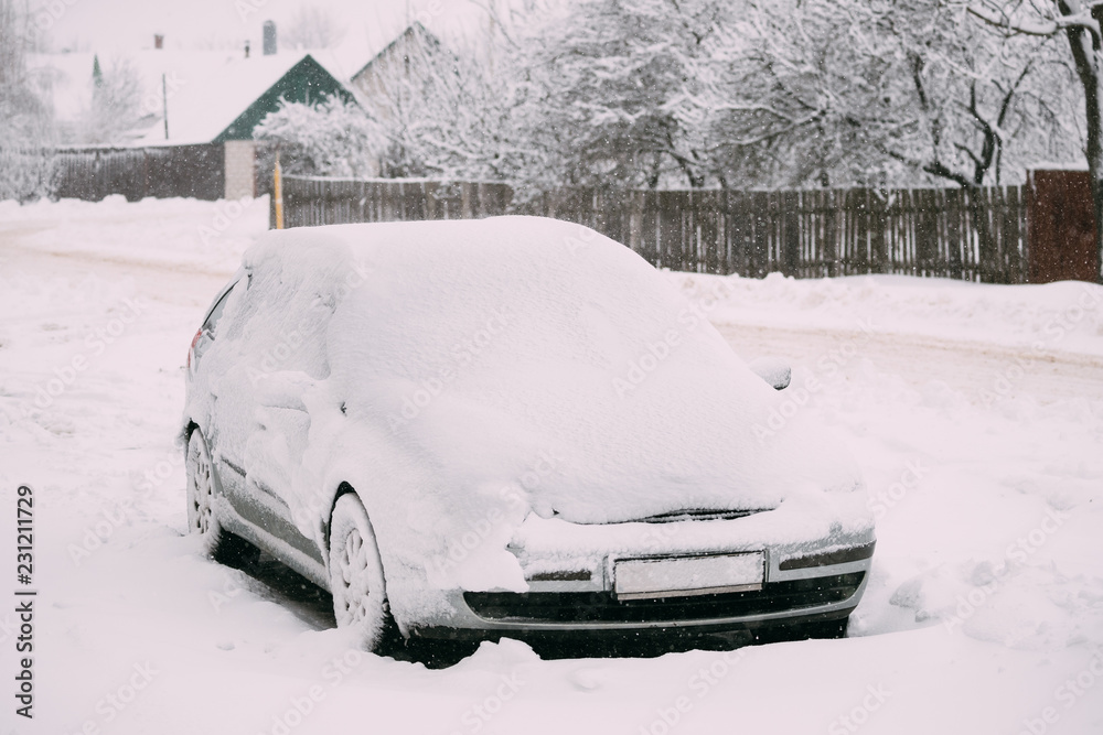 汽车在下雪的冬日里被雪覆盖