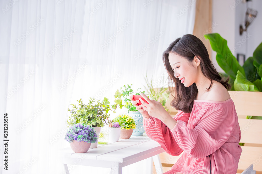 女人玩手机游戏