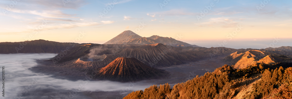 布罗莫火山的日出