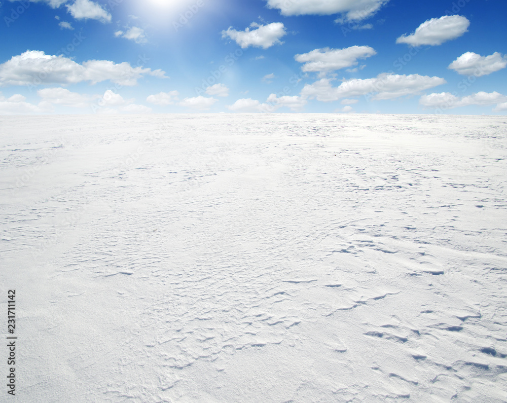 天空和阳光下的雪地。