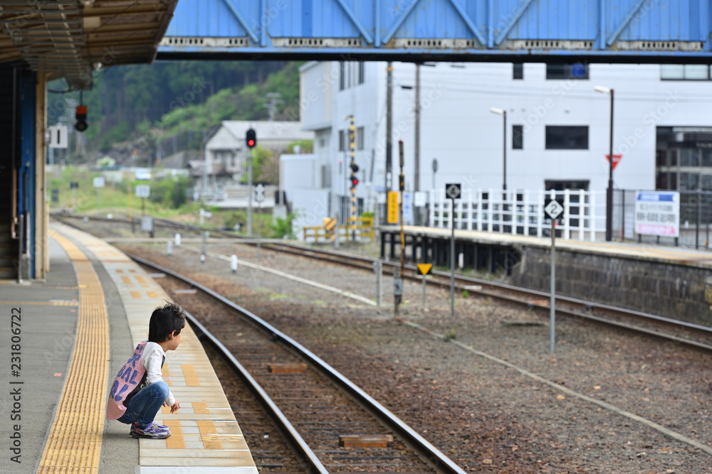 汽車を待つ少年