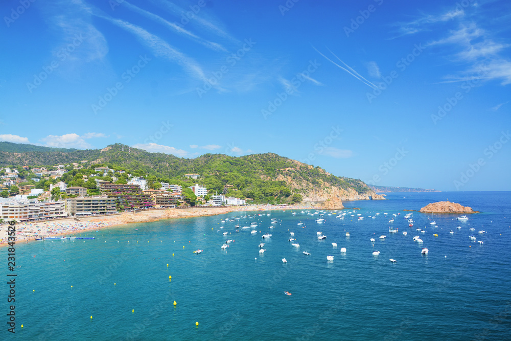 阳光明媚的夏日，海边美丽的度假胜地风光