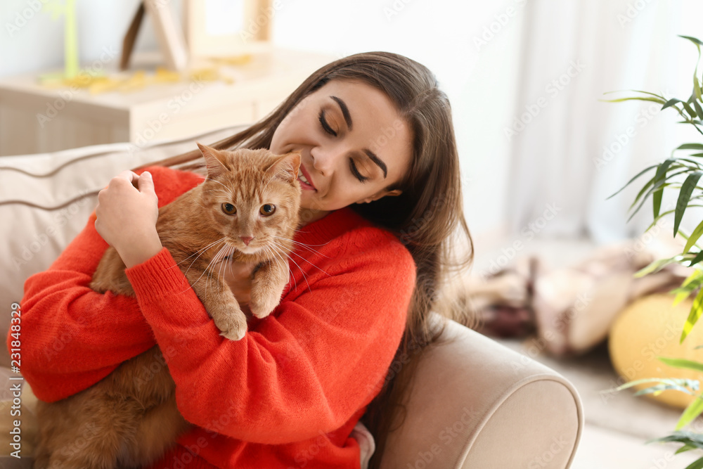 带着可爱的猫在家休息的女人