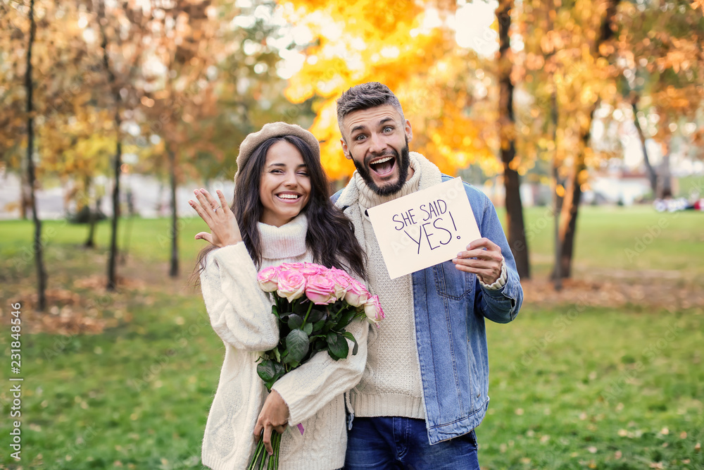 秋季公园求婚后的幸福情侣