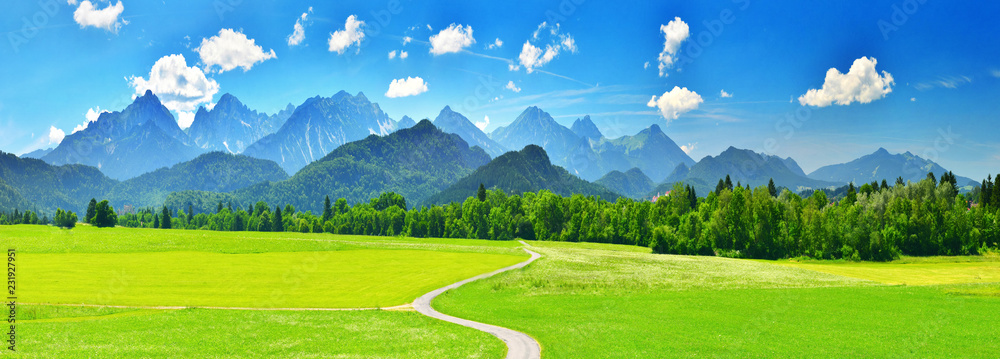 夏日山脉全景