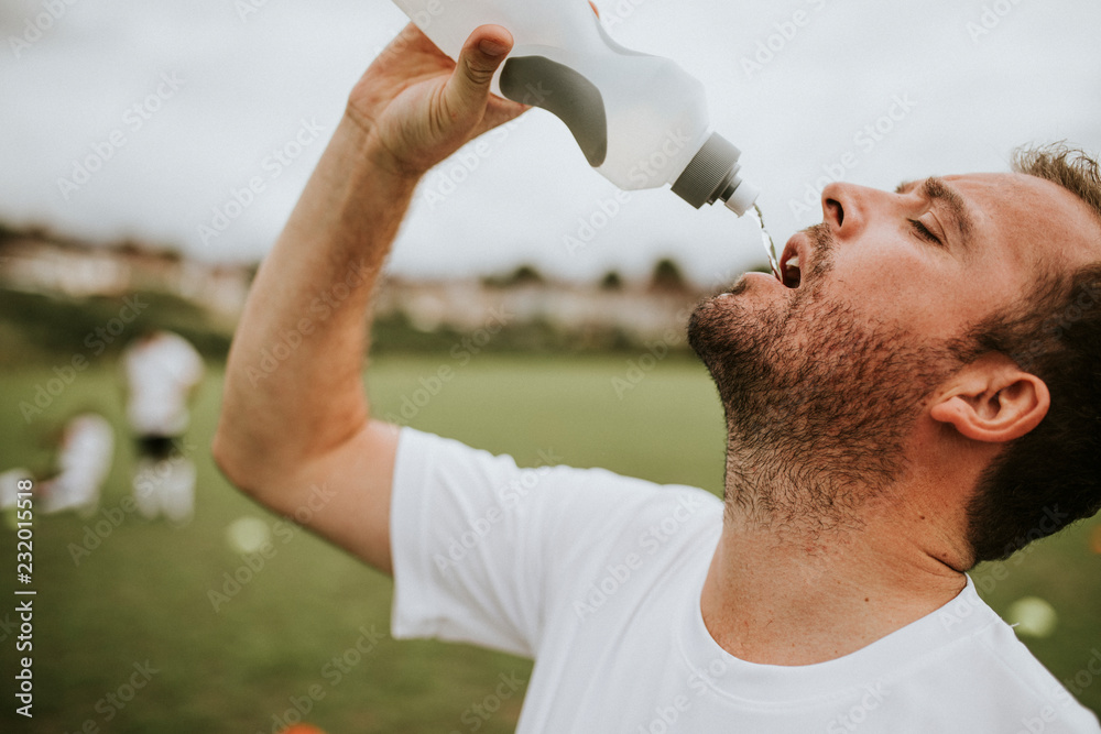 足球教练赛后饮水