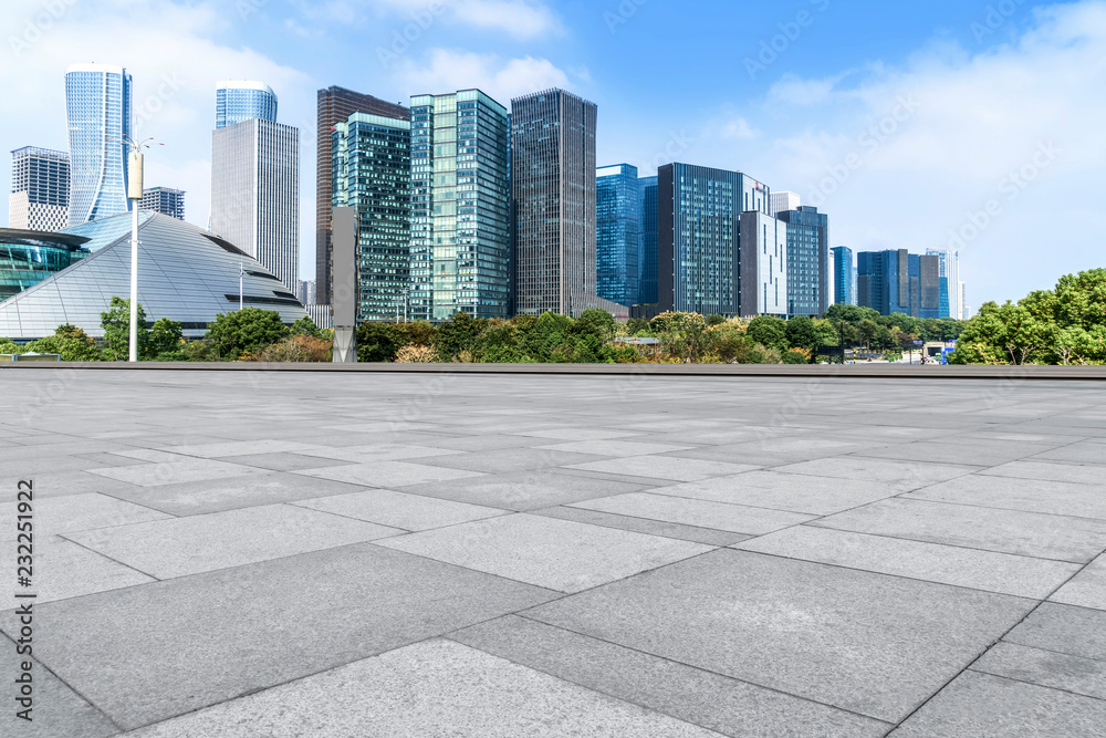 蓝天、空旷的大理石地板和杭州城市建筑的天际线。