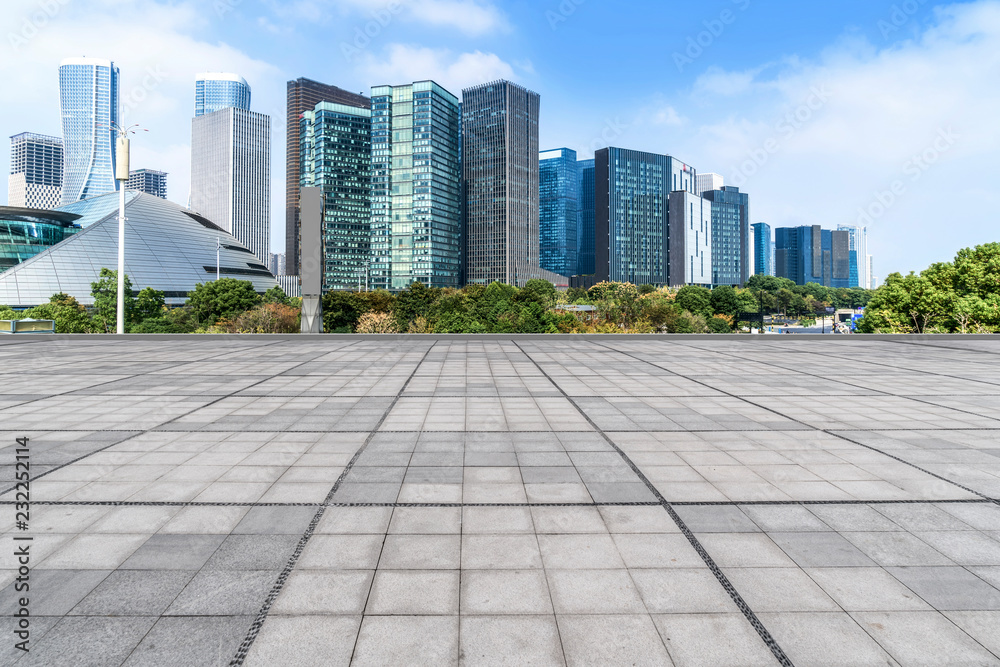 蓝天、空旷的大理石地板和杭州城市建筑的天际线。