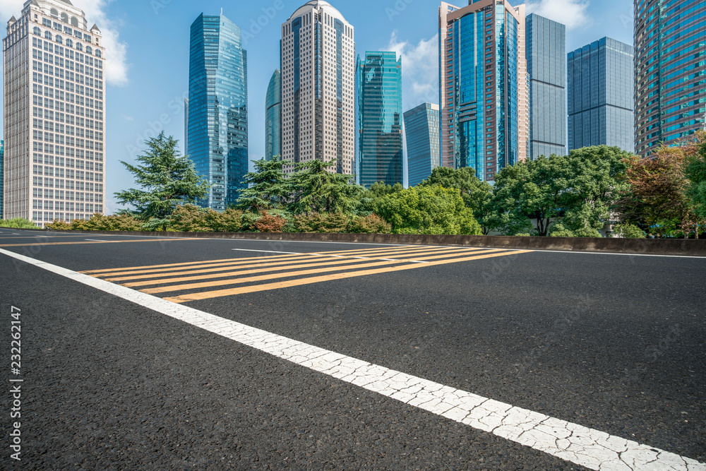 中国城市现代商业建筑沿线的空柏油路