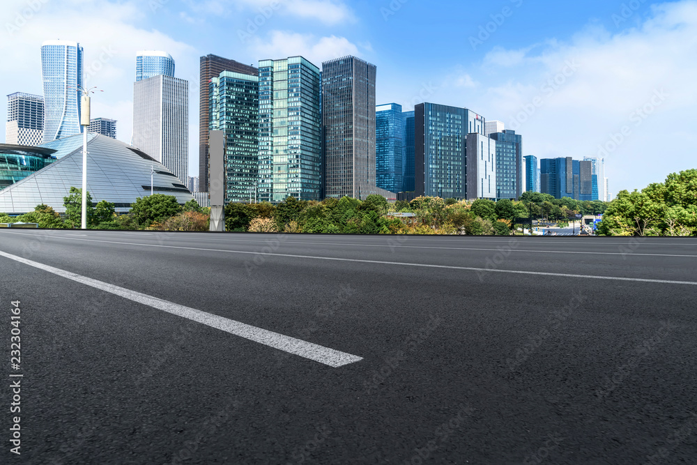 杭州城市建设的城市道路沥青路面和天际线