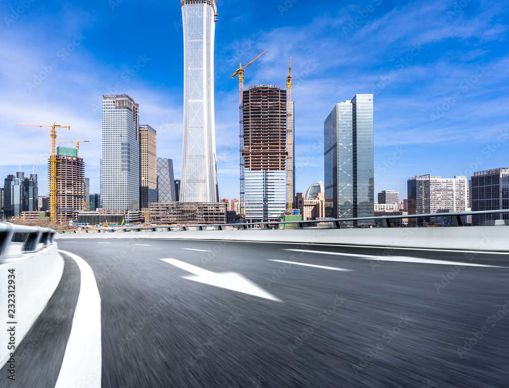 城市天际线的空柏油路