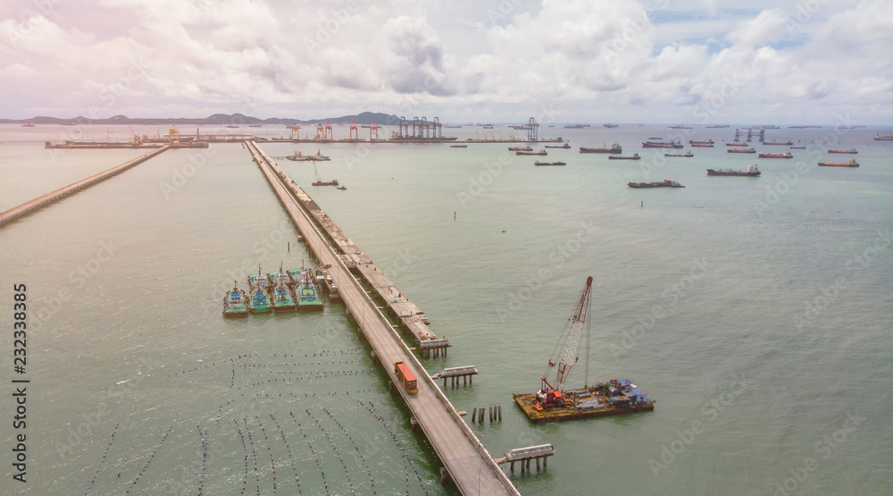 船舶油轮和液化石油气在港口海上出口。鸟瞰图