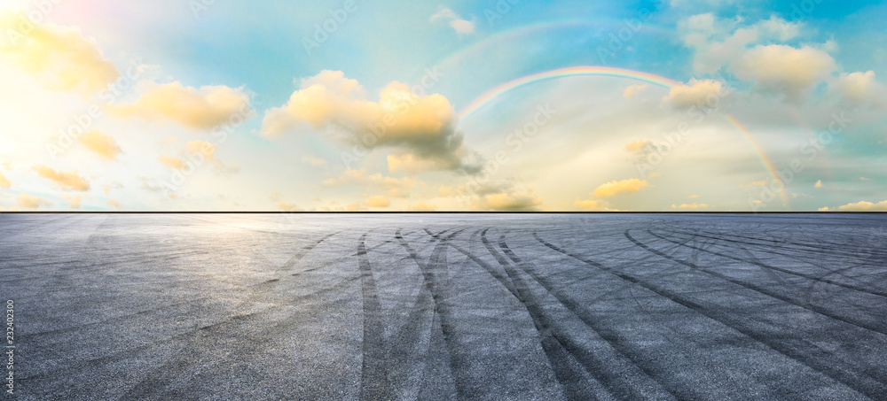 日落时的沥青路面和彩虹天空全景